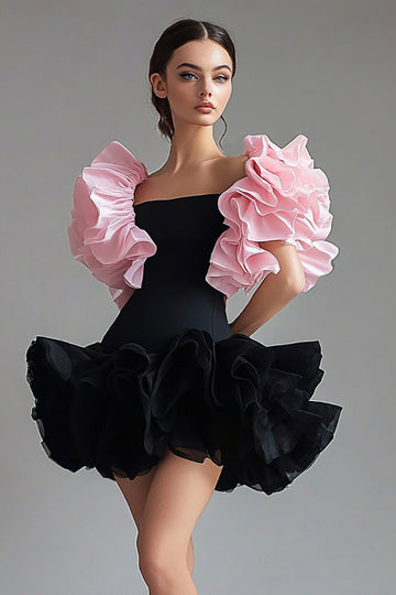 Une ligne à volants Manches courtes Petite robe noire